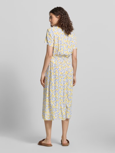 Frauenmodel trägt A-Linien Midikleid aus reiner Viskose Modell 'BARRI' von Pieces, Optik:Allover-Muster, Midi-Länge, Ganzkörperansicht Rückansicht.