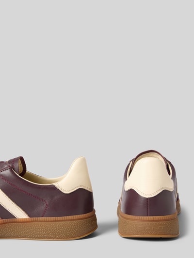 Produktfoto, Sneaker aus echtem Leder Modell 'Cuzmo' von GANT, Herren Sneaker, bordeaux und creme, braune Sohle, glatte Textur.