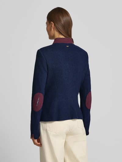 Vrouwenmodel draagt Blazer aus Woll-Mix mit Einstecktuch van White Label in donkerblauw met bordeaux kleuraccenten, opstaande kraag en opgestikte steekzakken, getailleerd model, ruglengte maat 36: 52 cm, borstwijdte 46 cm, mouwlengte 64 cm, wolmix, ganzkörperansicht rugaanzicht.