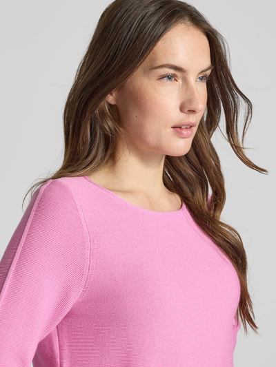 Vrouwenmodel draagt Regular Fit Pullover mit Strukturmuster van Christian Berg Woman, roze katoen, ronde hals, detailopname bovenlichaam.