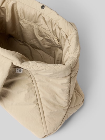 Produktfoto, Shopper mit Label-Detail Modell 'SIRIA SASJA' von MSCH Copenhagen in Beige, Innenansicht mit Reißverschlusstasche, strukturierte Textur