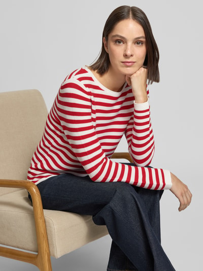 Frauenmodel trägt Regular Fit Pullover aus reiner Baumwolle von Tom Tailor, rot-weiß gestreift, glatte Textur, Nahaufnahme Oberkörper, Damen Pullover von Tom Tailor.