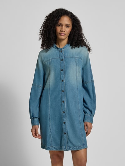 Frauenmodel trägt knielanges Jeanskleid mit Stehkragen von Marc Cain im Used-Look aus Baumwoll-Lyocell-Mix, ganzkörperansicht von vorne.