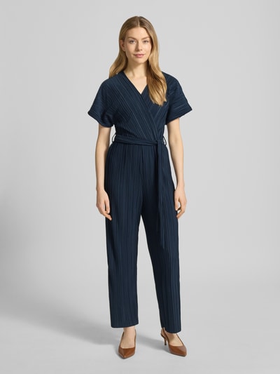 Vrouwenmodel draagt Jumpsuit mit Plisseefalten und Bindegürtel Modell 'Pe44arl' van ZABAIONE in donkerblauw, getailleerde fit, V-hals, geplooide stof, met ceintuur, productdetails: ruglengte 38 cm, borstwijdte 39 cm, totale lengte 145 cm, binnenbeenlengte 69 cm, full-body vooraanzicht.