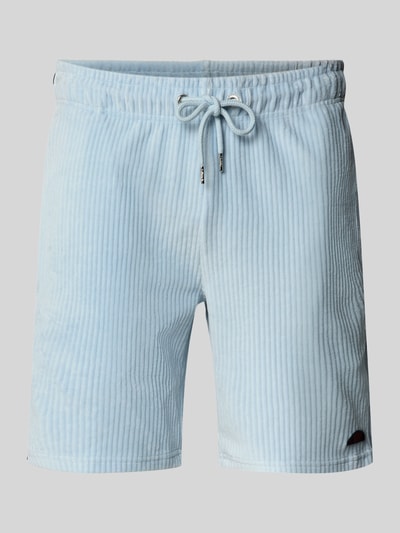 Produktfoto, szorty z sztruksu w jasnoniebieskim kolorze, elastyczny pas z tunelem, mieszanka bawełny z dodatkiem streczu, krój regular fit, model 'TOMATRO' od Ellesse, szerokość w rozmiarze M: 42 cm, długość wewnętrzna nogawki w rozmiarze M: 21 cm