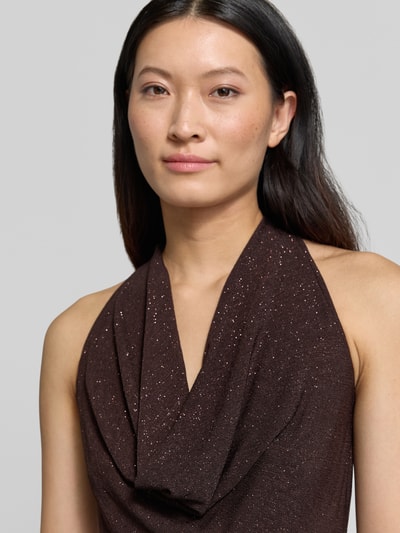 Frauenmodel trägt Slim Fit Abendkleid in Glitzer-Optik von Rinascimento in Braun, Wasserfall-Ausschnitt, ärmellos, Nahaufnahme Oberkörper. Elastischer Material-Mix, Glitzereffekt im Stoff. Brustweite bei Größe S: 44 cm.