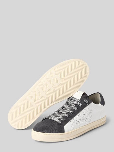 Produktfoto, Sneaker aus echtem Leder Modell 'John' von P448 in Weiß und Dunkelgrau mit Logo-Detail und Schnürverschluss, abgerundete Passform, Absatzhöhe 2 cm, Schafthöhe 8 cm, Schaftweite 9 cm, Herren Sneaker, strukturierte Oberfläche
