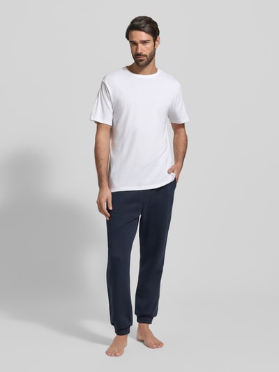 Männermodel draagt T-shirt met ronde hals uit set van 2 van Götzburg Wäsche, wit, puur katoen, regular fit, voorkant volledige lichaamsopname.