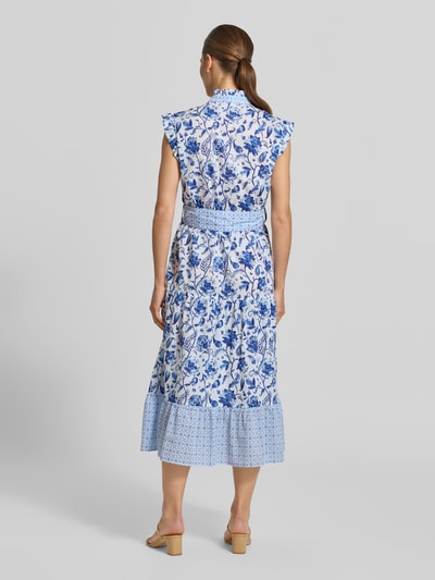 Frauenmodel trägt Midikleid im Allover-Look mit Bindegürtel von Christian Berg Woman, Reine Baumwolle, A-Linie, Rückenlänge 123 cm, Brustweite 48 cm; Ganzkörperansicht Rückansicht.