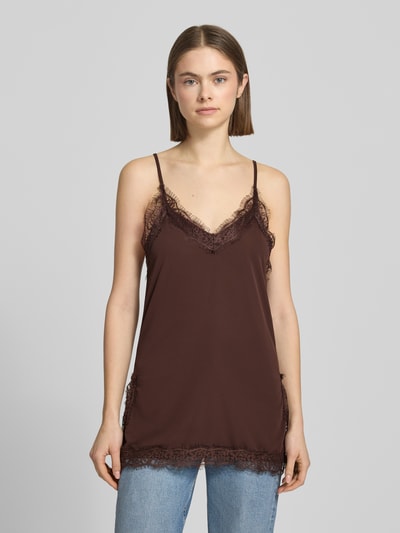 Frauenmodel trägt Regular Fit Top mit Spitzenbesatz von Gina Tricot, V-Ausschnitt, verstellbare Spaghetti-Träger, Ganzkörperansicht von vorne.