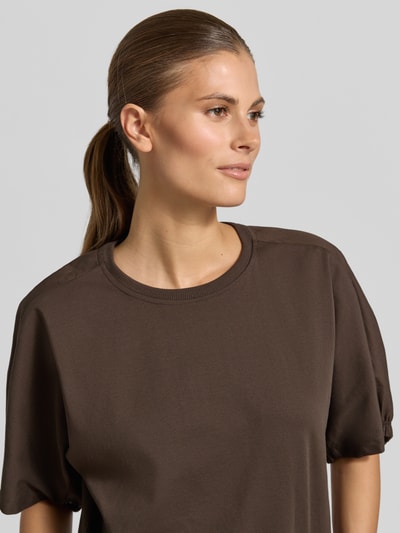 Modelka kobieca nosi T-Shirt z okrągłym dekoltem Modell 'CELLULA' od MM by Max Mara, czysta bawełna, krój relaxed fit, kolor brązowy, długość pleców w rozmiarze S: 59 cm, zbliżenie na górną część ciała z przodu.