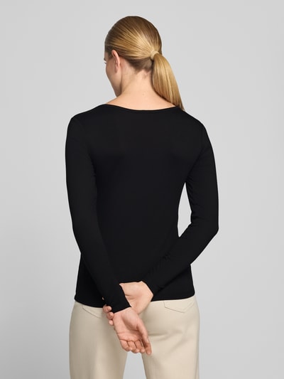 Frauenmodel trägt Longsleeve aus Viskose-Elasthan-Mix Modell 'Liana' von FREE/QUENT, schwarzer Stoff, Slim Fit, Ganzkörperansicht Rückansicht, Rückenlänge bei Größe S 59 cm.