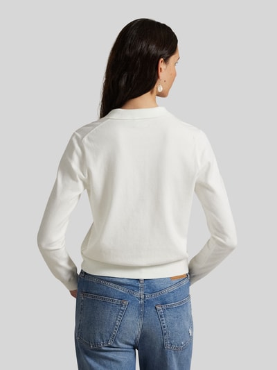 Kobiece modelka ma na sobie ‘Slim Fit Strickjacke aus Baumwoll-Mix’ od Polo Ralph Lauren, biały kolor, krój slim fit, drobny splot, długi rękaw, widok całej sylwetki z tyłu.