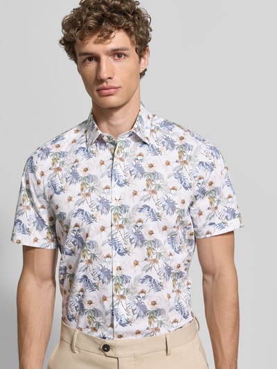 Mannenmodel draagt Slim Fit Business-Hemd mit Kentkragen und floralem Print van OLYMP Level Five, gekleurd bloemenpatroon, katoenmix met stretch, korte mouw, volledige voorkant, Ganzkörperansicht von vorne.
