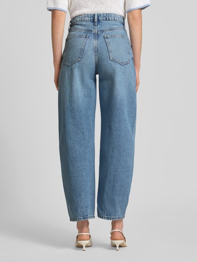 Frauenmodel trägt Straight Fit Jeans im 5-Pocket-Design Modell 'Bet' von Mango, hellblaue Baumwolle, Ganzkörperansicht Rückansicht.