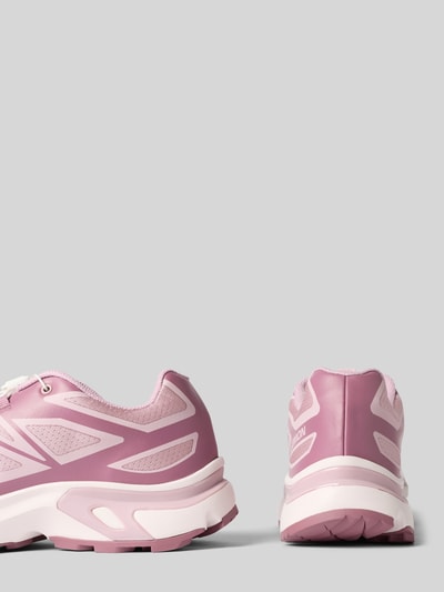 Produktfoto, Sneaker mit profilierter Sohle Modell 'XT-EVR' von Salomon in Rosa und Weiß, abgerundete Spitze, Schnürung, Profilsohle, Absatzhöhe 3 cm, Schafthöhe 5 cm, Schaftweite 6 cm, Damen Sneaker