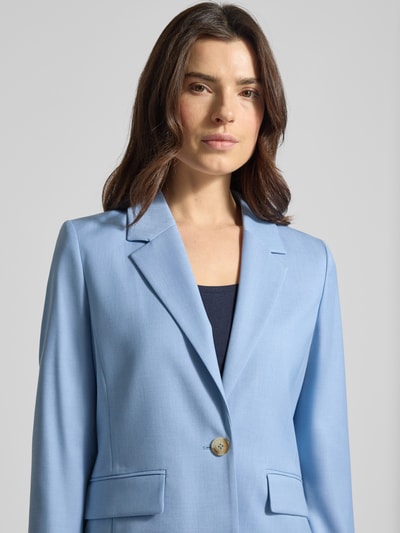 Frauenmodel trägt Slim Fit Blazer mit Pattentaschen von More & More im hellblauen Material-Mix mit Viskose-Anteil, Nahaufnahme Oberkörper.