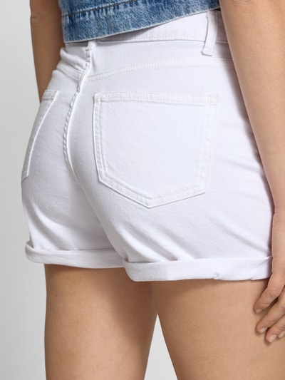 Frauenmodel trägt Regular Fit Jeansshorts aus Baumwoll-Mix Modell 'JOSEPHINE' von Only in weißer Denim-Optik mit 5-Pocket-Design, Label-Patch und Gürtelschlaufen, Material mit glatter Textur, Ganzkörperansicht Rückansicht.