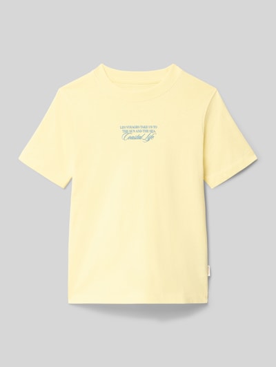 Produktfoto, T-shirt met ronde hals model 'CASSIS' van Jack & Jones voor kinderen van puur katoen, regular fit, statementprint, ruglengte bij maat 140: 51 cm, zacht geel met blauwe tekst, rechte vorm, gladde textuur