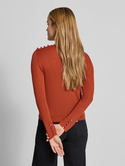 Frauenmodel trägt Regular Fit Strickpullover mit Knopf-Details von Marella, rostrot, gerippter Saum, Baumwoll-Mix, Langarm, Rundhals, Ganzkörperansicht Rückansicht.