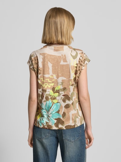 Frauenmodel trägt T-Shirt im Allover-Look mit Ziersteinbesatz von Betty Barclay aus Baumwoll-Modal-Mix, Regular-Fit, Rückenlänge 57 cm, Ganzkörperansicht Rückansicht.