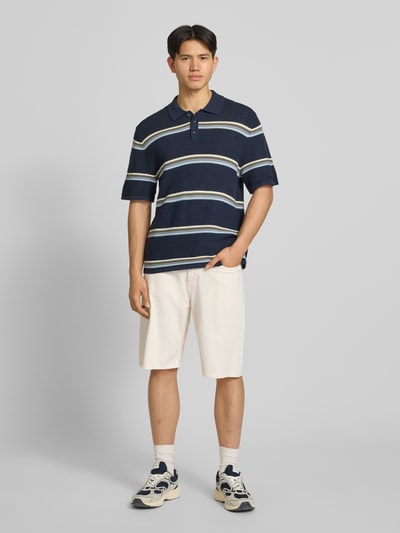 Männermodel trägt Baggy Fit Jeansshorts Modell 'ALEX' von Jack & Jones in Weiß, Baumwolle, lockerer Schnitt, Ganzkörperansicht von vorne.