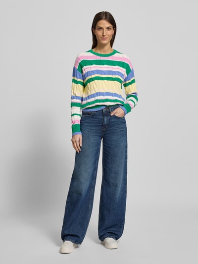 Kobiece model prezentuje Regular Fit Pullover in Strick-Optik od Christian Berg Woman, kolorowy pasiasty wzór, czysta bawełna, widok całej sylwetki z przodu.