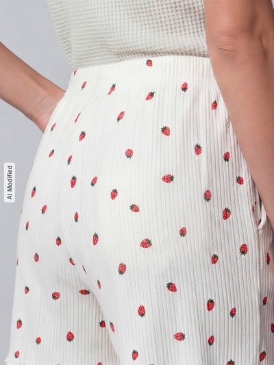 Frauenmodel trägt Pyjama-Shorts im Allover-Look von Jake*s Casual, weiß mit roten Erdbeeren, reine Baumwolle, Nahaufnahme Rückansicht.