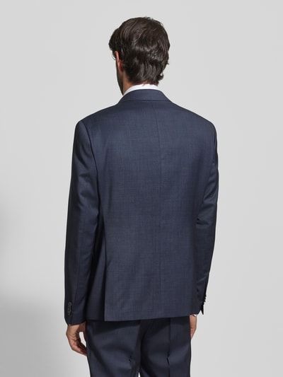 Männermodel draagt Slim Fit 2-knoops colbert met sierdetail van CG Club of Gents, mix van scheerwol en elastaan, donkerblauw, rugaanzicht.