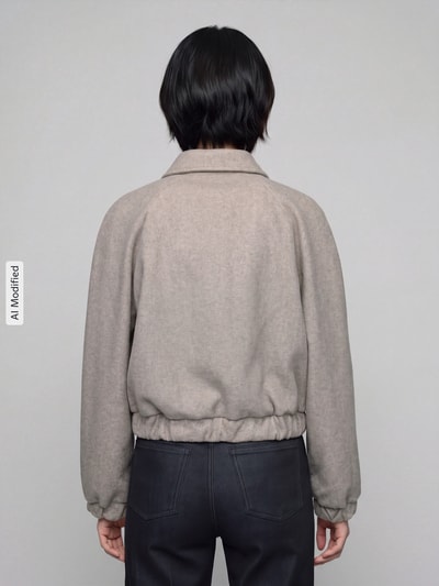 Männermodel trägt Regular Fit Blouson mit raglanowe rękawy Modell 'NANCY' von ONLY, szara tkanina, Damen bomberka/bluzon, Ganzkörperansicht Rückansicht, KI-modifiziertes Bild