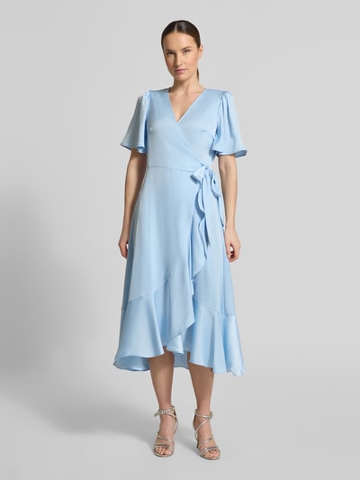 Frauenmodel trägt Cocktailkleid mit Volantsaum Modell 'THEA' von YAS in Hellblau, Satin, Taillierter Schnitt, Midikleid, Wickel-Optik, V-Ausschnitt, Schmetterlingsärmel, Rückenlänge 120 cm, Brustweite 39 cm, Ärmellänge 27 cm, Ganzkörperansicht von vorne