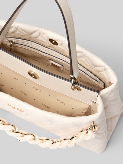 Produktfoto, Handtasche in Leder-Optik mit Logo-Detail von GUESS in creme mit stiksels, gouden kettingschouderband, getailleerd hoofdvak met magneetsluiting, afneembare schouderband, logodetail, breedte 32 cm, lengte 18 cm, diepte 12 cm, bandlengte 110 cm