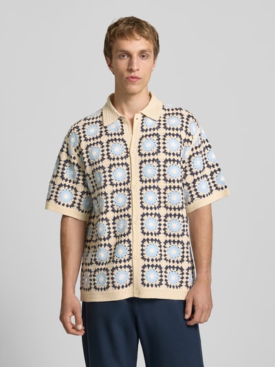Mannmodel draagt Strickshirt mit Polokragen und Knopfleiste van REVIEW in katoenmix, regular fit, allover patroon, vooraanzicht bovenlichaam.