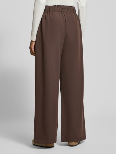 Frauenmodel trägt Wide Leg Hose aus Viskose-Mix Modell 'TOSCA' von VILLA SOPHIE, Optik: Unifarben, Passform: Wide Leg, Bundabschluss: Elastisch, seitliche Eingrifftaschen, Material: Viskose-Mix, Ganzkörperansicht Rückansicht.