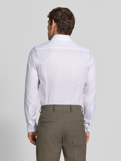 Männermodel trägt Body Fit Businesshemd aus Baumwoll-Mix von OLYMP in Weiß, strukturierte Oberfläche, Ganzkörperansicht Rückansicht, Herren Businesshemd von OLYMP Level 5