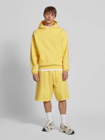REVIEW Hoodie mit Label-Print Pastellgelb 1