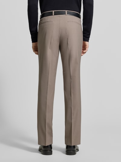 Männermodel trägt Skinny Fit Anzughose aus Woll-Mix Modell 'HESTEN253X' von HUGO, Optik: Unifarben, Ganzkörperansicht Rückansicht.