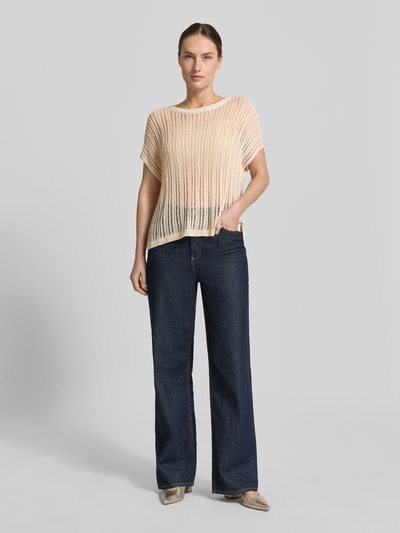 Frauenmodel trägt Regular Fit T-Shirt aus Viskose-Mix in semitransparentem Design von Comma, Strick-Optik, Kurzärmelig, Rundhalsausschnitt, Leinen-Anteil, Farbe Beige, Rückenlänge bei Größe S 55 cm, Ganzkörperansicht von vorne.