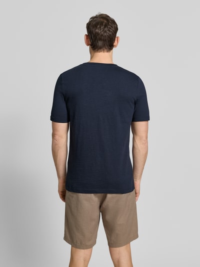 Männermodel trägt Regular Fit T-Shirt aus reiner Baumwolle von s.Oliver RED LABEL, Optik: Unifarben, Ganzkörperansicht Rückansicht.