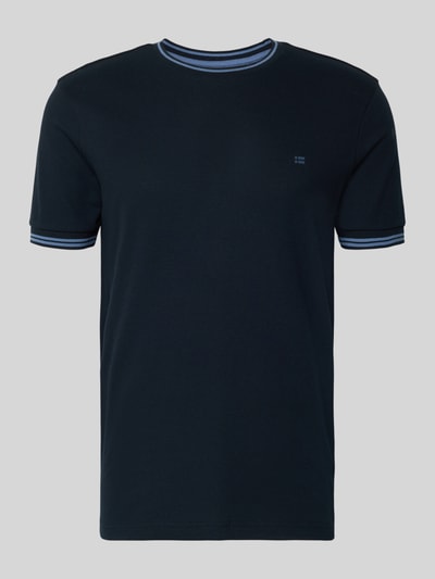 Produktfoto, T-Shirt mit Strukturmuster und Rundhalsausschnitt von Christian Berg Men, dunkelblau, Regular Fit, Baumwoll-Elasthan-Mix, feine Textur, mit blauen Streifen an Kragen und Ärmeln, Rückenlänge bei Größe M 70 cm.