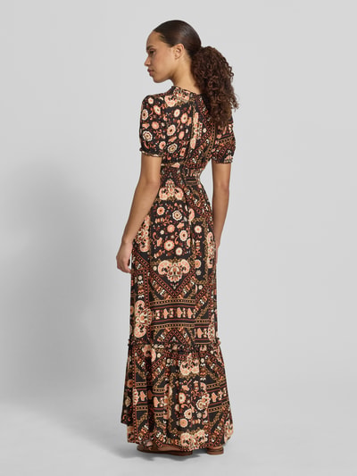 Frauenmodel trägt Maxikleid aus Viskose mit V-Ausschnitt von Apricot, taillierter Schnitt, Smok-Detail, Rüschenärmel, Volantsaum, Rückenlänge 138 cm, Brustweite 44 cm, Ärmellänge 20 cm, bunt gemustert mit floralen Formen, detailreiche Muster, Ganzkörperansicht Rückansicht.
