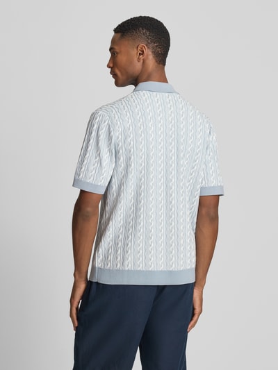 Männermodel trägt Regular Fit Poloshirt mit Knopfleiste Modell 'Tamian' von Drykorn aus Reiner Baumwolle, Rückenlänge 66 cm bei Größe M, Ganzkörperansicht Rückansicht.