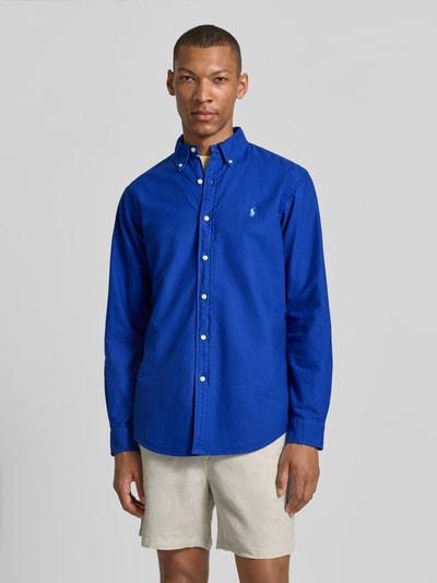 Männermodel trägt Regular Fit Freizeithemd aus reiner Baumwolle von Polo Ralph Lauren in leuchtendem Blau, Ganzkörperansicht von vorne.