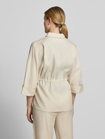 Frauenmodel trägt Relaxed Fit Bluse aus Lyocell-Mix mit 3/4-Arm von Comma, beige, Hemdblusenkragen, Tunnelzug, Rückenlänge 71 cm, Ganzkörperansicht Rückansicht.