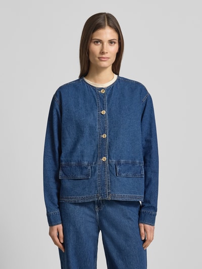 Vrouwenmodel draagt Regular Fit Leinenjacke in Denim-Optik van Christian Berg Woman, mix van linnen en katoen, ronde hals, klepzakken, knoopsluiting, denimlook, regular fit, ruglengte 55 cm, mouwlengte 60 cm, voorkant, borst- en armdetail, Ganzkörperansicht van voren.