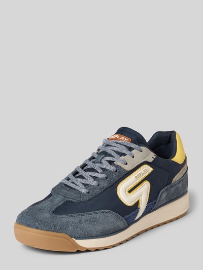 Produktfoto, Sneaker mit Label-Details Modell 'YARD UNION' von Replay, granatowe i żółte, zaokrąglony kształt, sznurowanie, kontrastowe elementy, strukturalna podeszwa, wysokość obcasa 3 cm w rozmiarze 44, wysokość cholewki 8 cm w rozmiarze 44, szerokość w rozmiarze 44: 10 cm