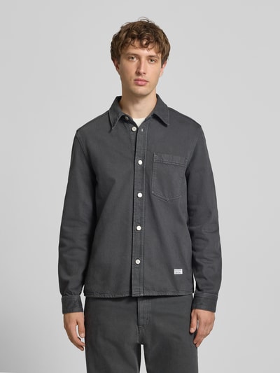 Männermodel trägt Regular Fit Hemdjacke aus reiner Baumwolle von Marc O'Polo DENIM in Dunkelgrau, weiße Knöpfe, Ganzkörperansicht von vorne.
