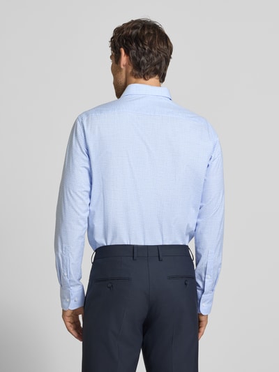 Männermodel trägt Regular Fit Business-Hemd mit Haifischkragen von Christian Berg Men, hellblau gemustert, reine Baumwolle, Ganzkörperansicht Rückansicht.