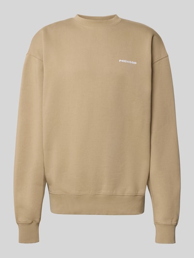 Produktfoto, Relaxed Fit Sweatshirt aus Baumwoll-Mix von PEGADOR in Beige, glatte Textur, dezente Logo-Stickerei, Herrenmode, lange Ärmel, überschnittene Schultern, gerippte Bündchen, Rückenlänge 70 cm, Ärmellänge 66 cm