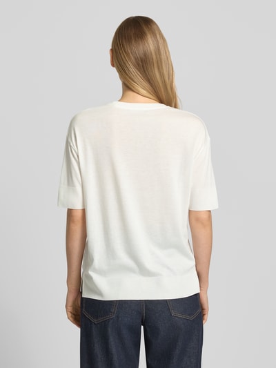 Vrouwenmodel draagt T-Shirt aus Lyocell-Baumwoll-Mix mit Rundhalsausschnitt van Windsor, regular fit, half mouw, witte kleur, ruglengte 59 cm bij maat 36, volledig effen textuur. Volledige lichaamsweergave achterkant.